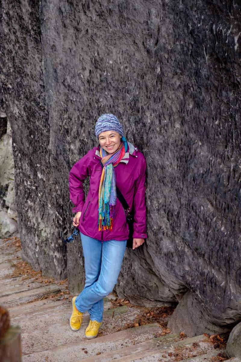 Olya Vor Einer Felswand