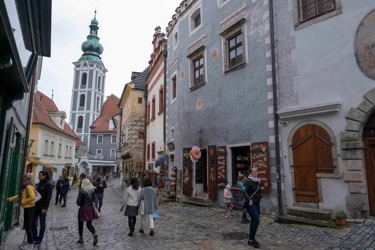 Straße Und Kirchturm In Cesky Krumlov