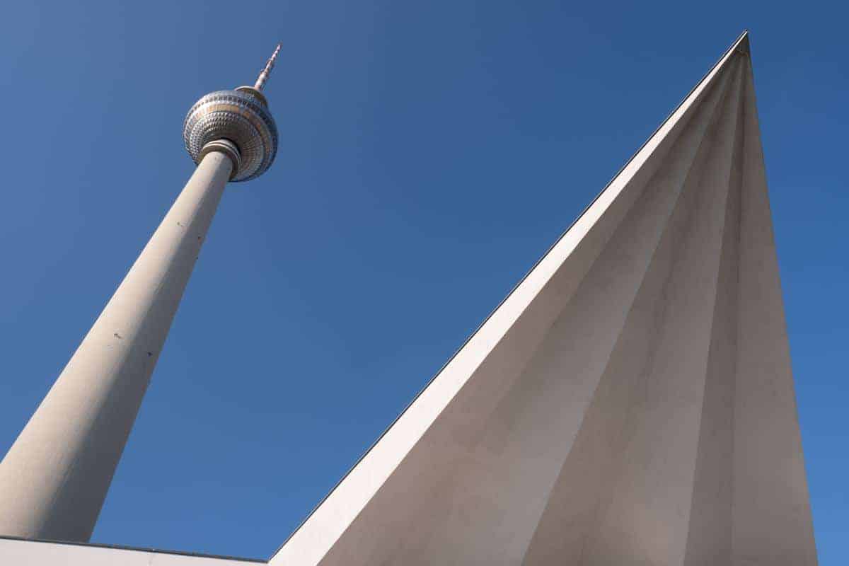 Erster Blick Auf Dem Fernsehturm Von U-Bahn Station Alexanderplatz