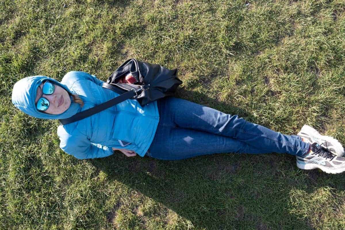 Olya Genießt Die Wiese Vor Dem Berliner Dom