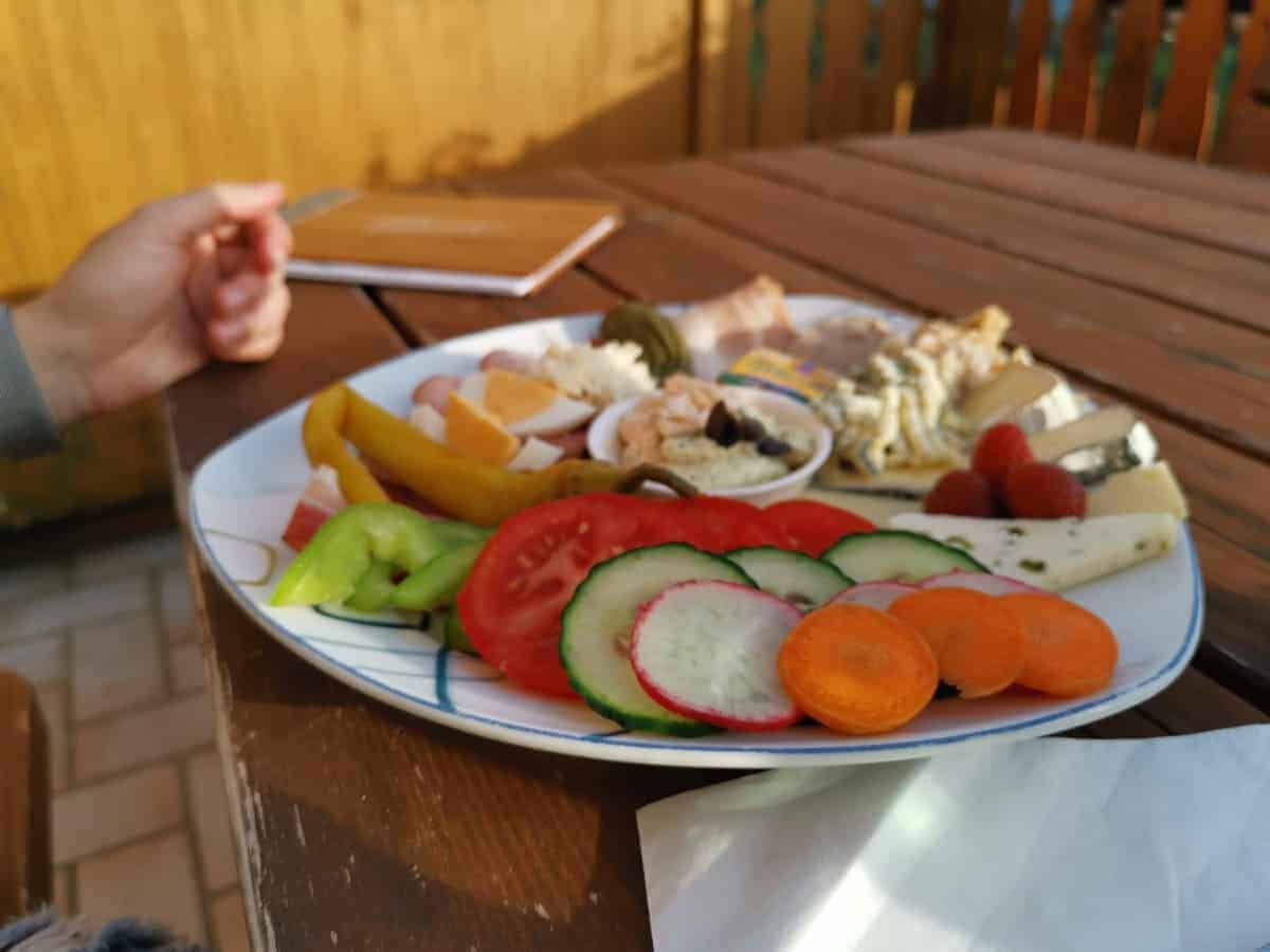 Jause In Einer Buschenschänke