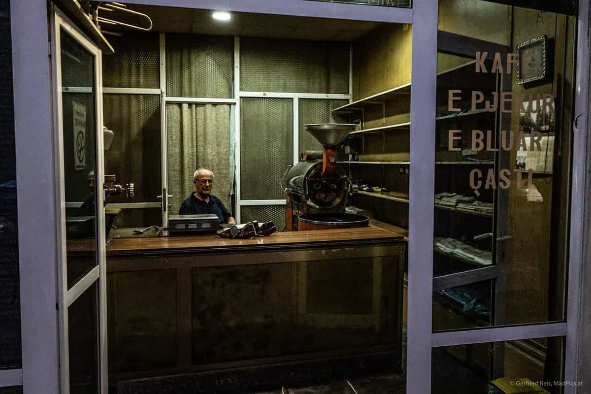 Ein Kaffeeröster In Berat