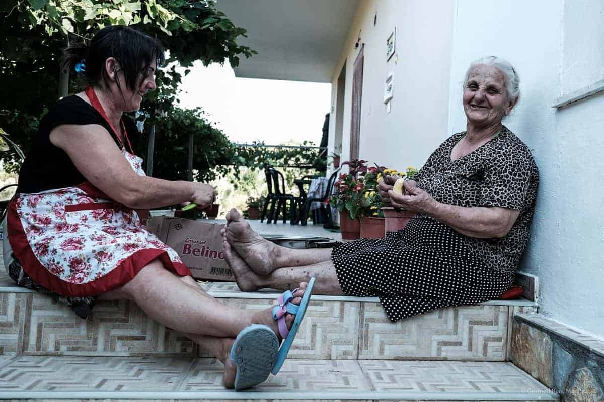 Frauen Beim Kartoffel Schälen