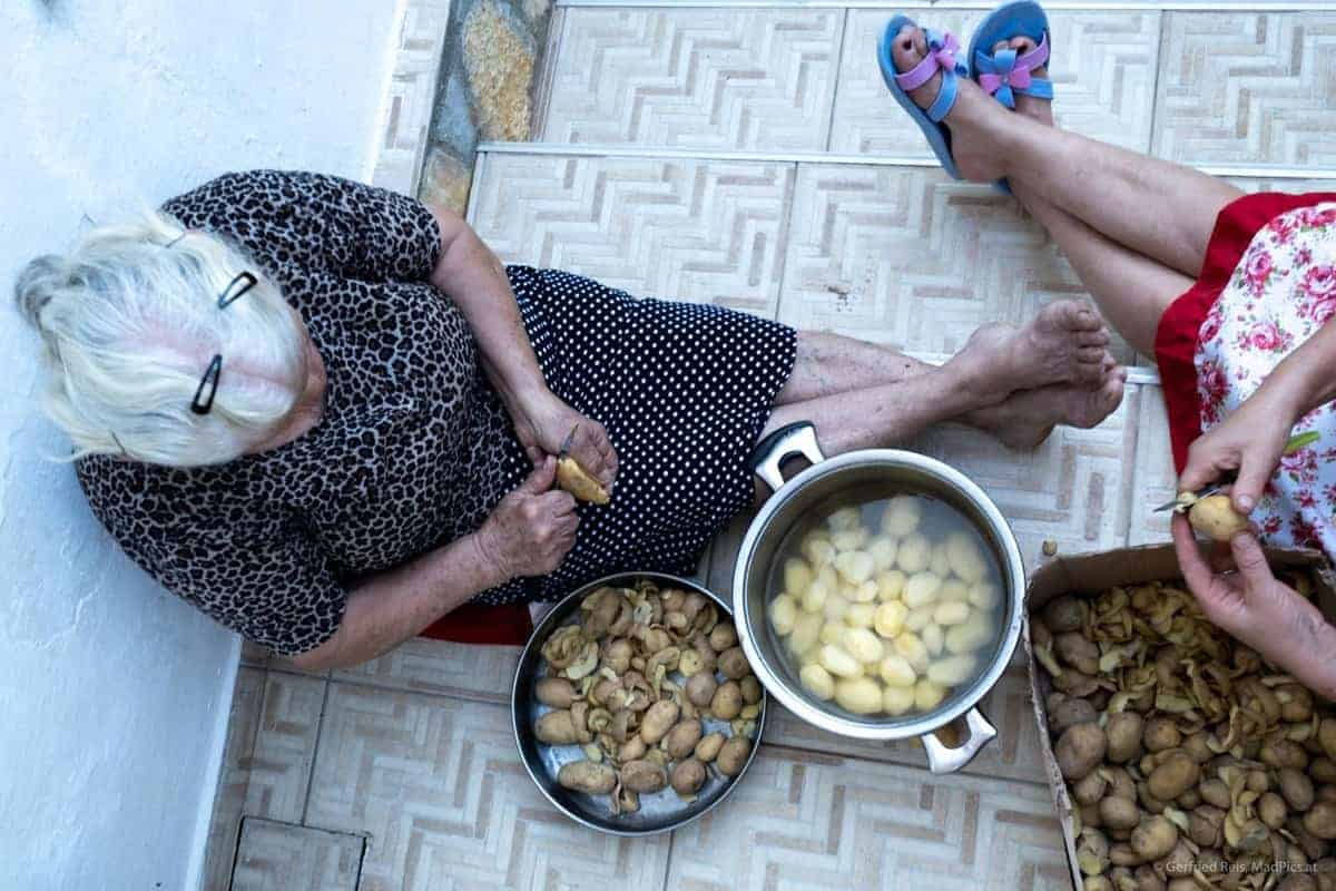 Frauen Beim Kartoffel Schälen