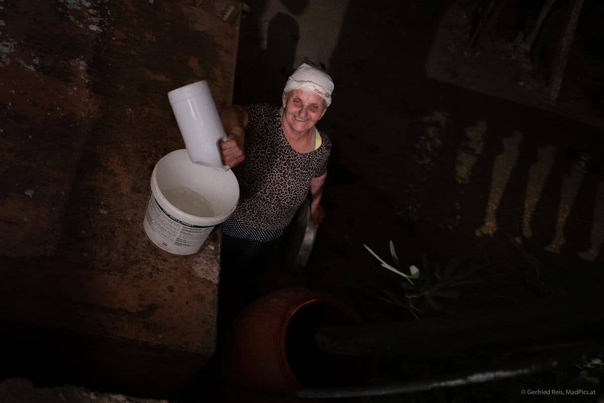 Albanische Großeltern Pflegen Schafe