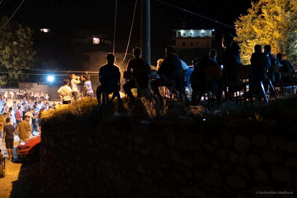 Junge Männer Schauen Dem Tanzen Zu