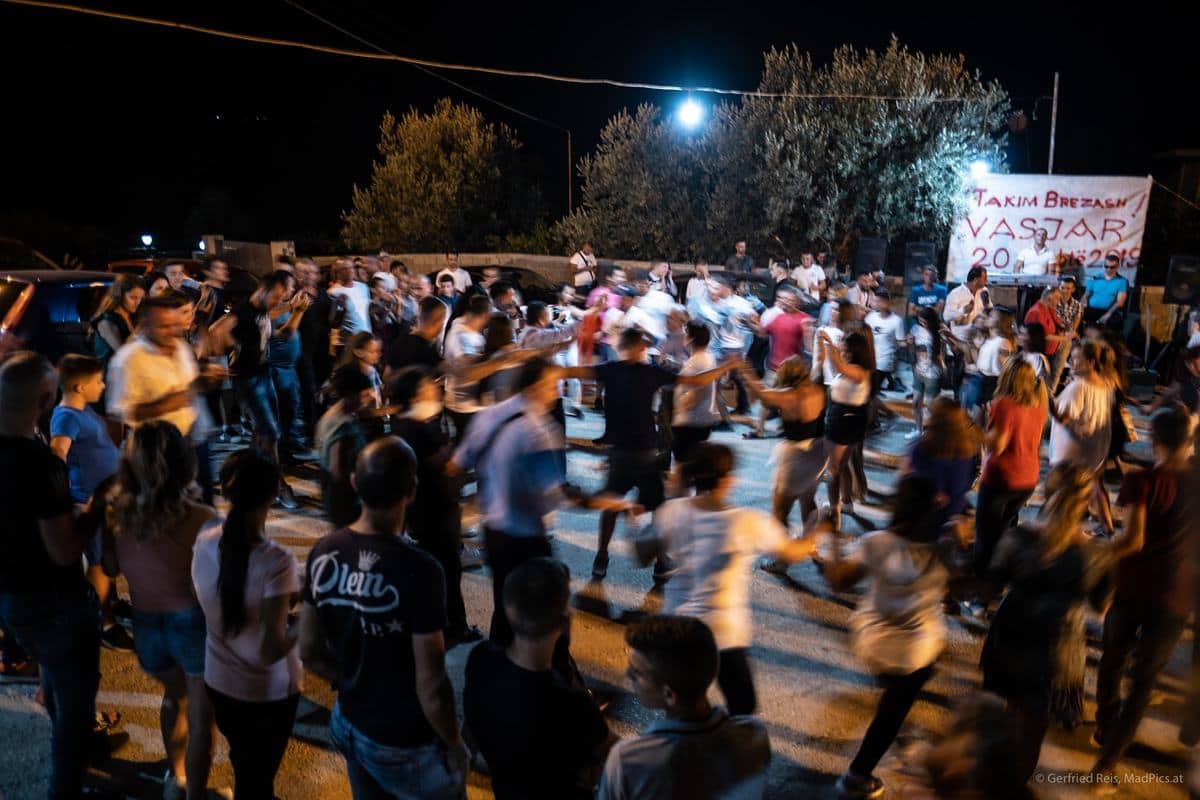 In Vasjar Wird Getanzt