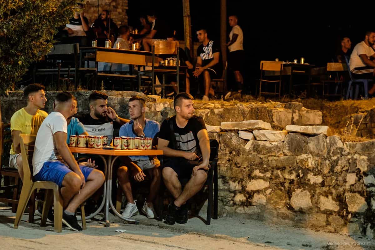 Junge Männer Und Viele Bierdosen