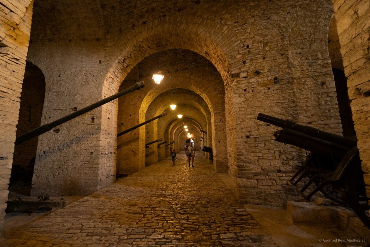 Dicke Mauern in der Festung Gjirokaster