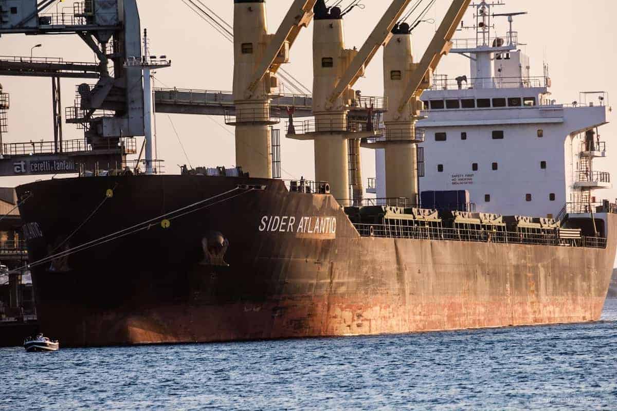 Schiff Wird An Der Betonfabrik Am Drepano Beach Beladen