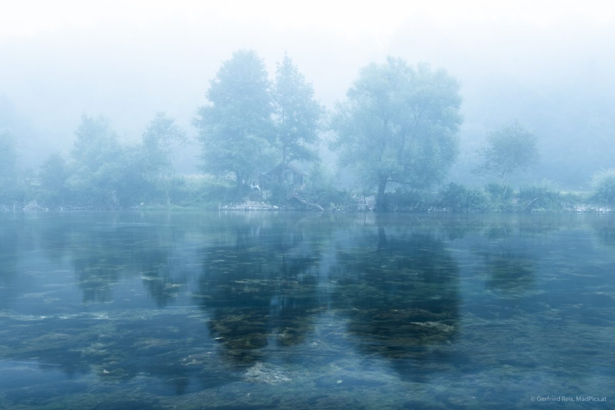 Nebel über der Una in Bosnien im Una-Nationalpark