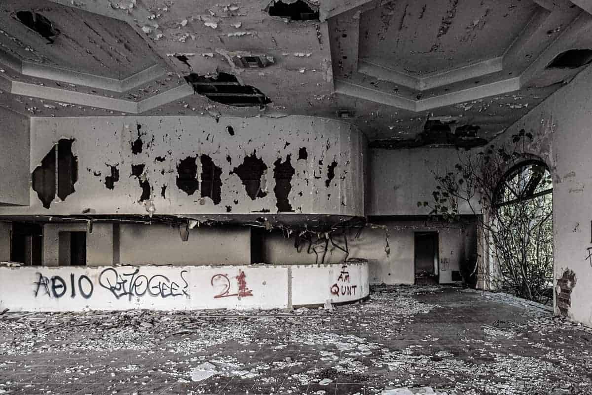 Verfallene Hotel-Lobby In Geisterstadt (Lost Place)