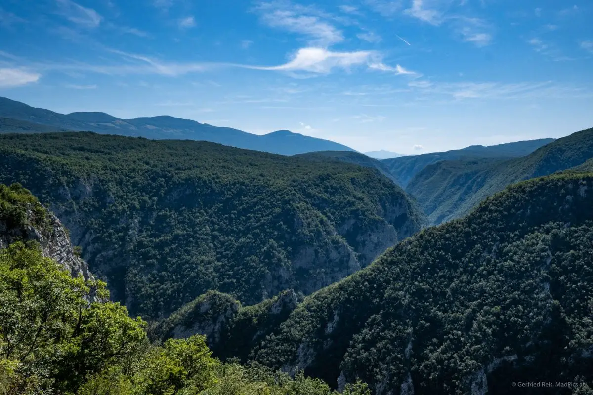 Der Blick über das Krka-Tal am Weg nach Süd-Bosnien