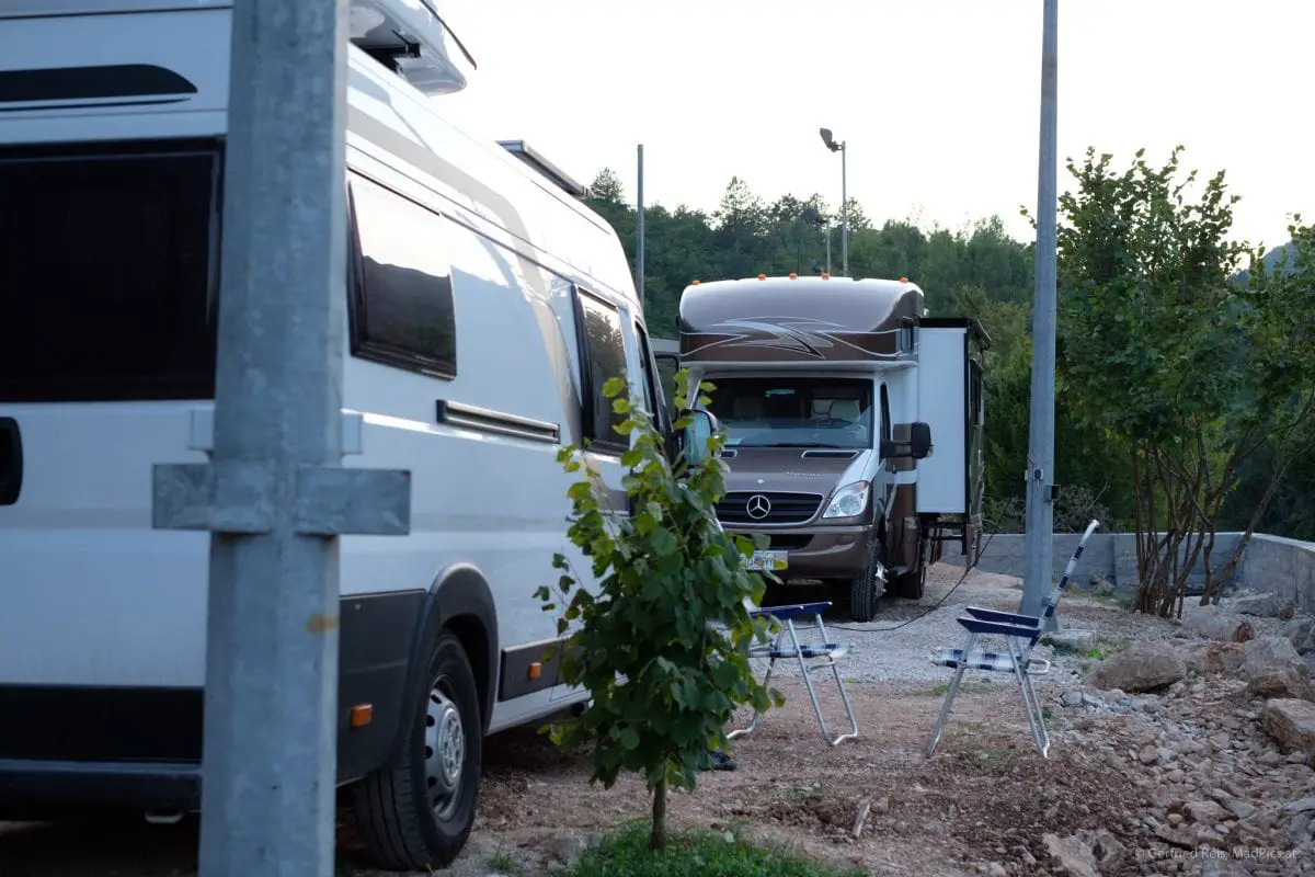 Riesiger Ami-Camper in Süd-Bosnien