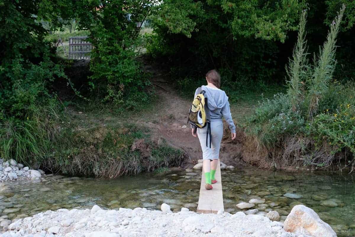 Olya Spaziert Über Ein Steg Über Dem Bach