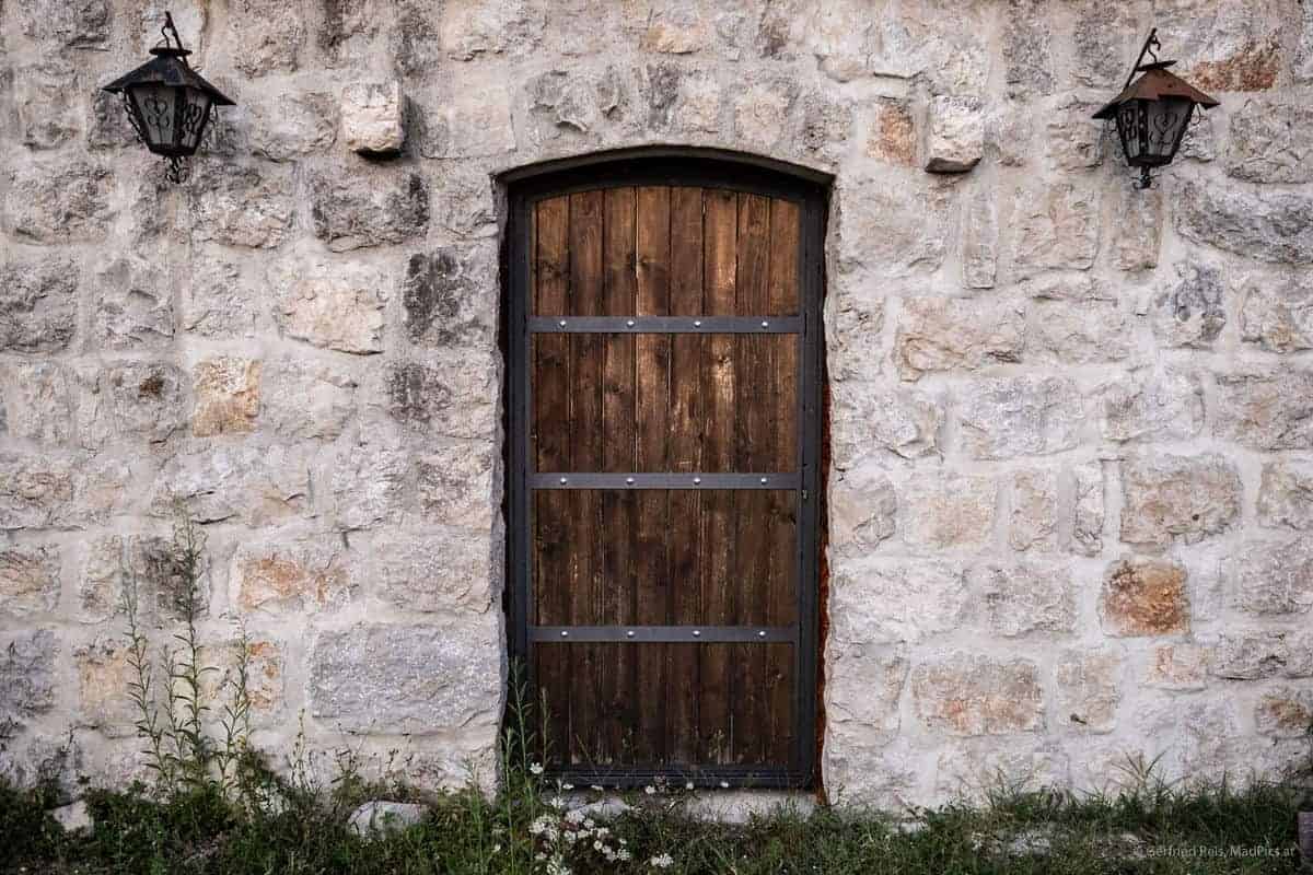Eine Holztür In Einer Steinmauer