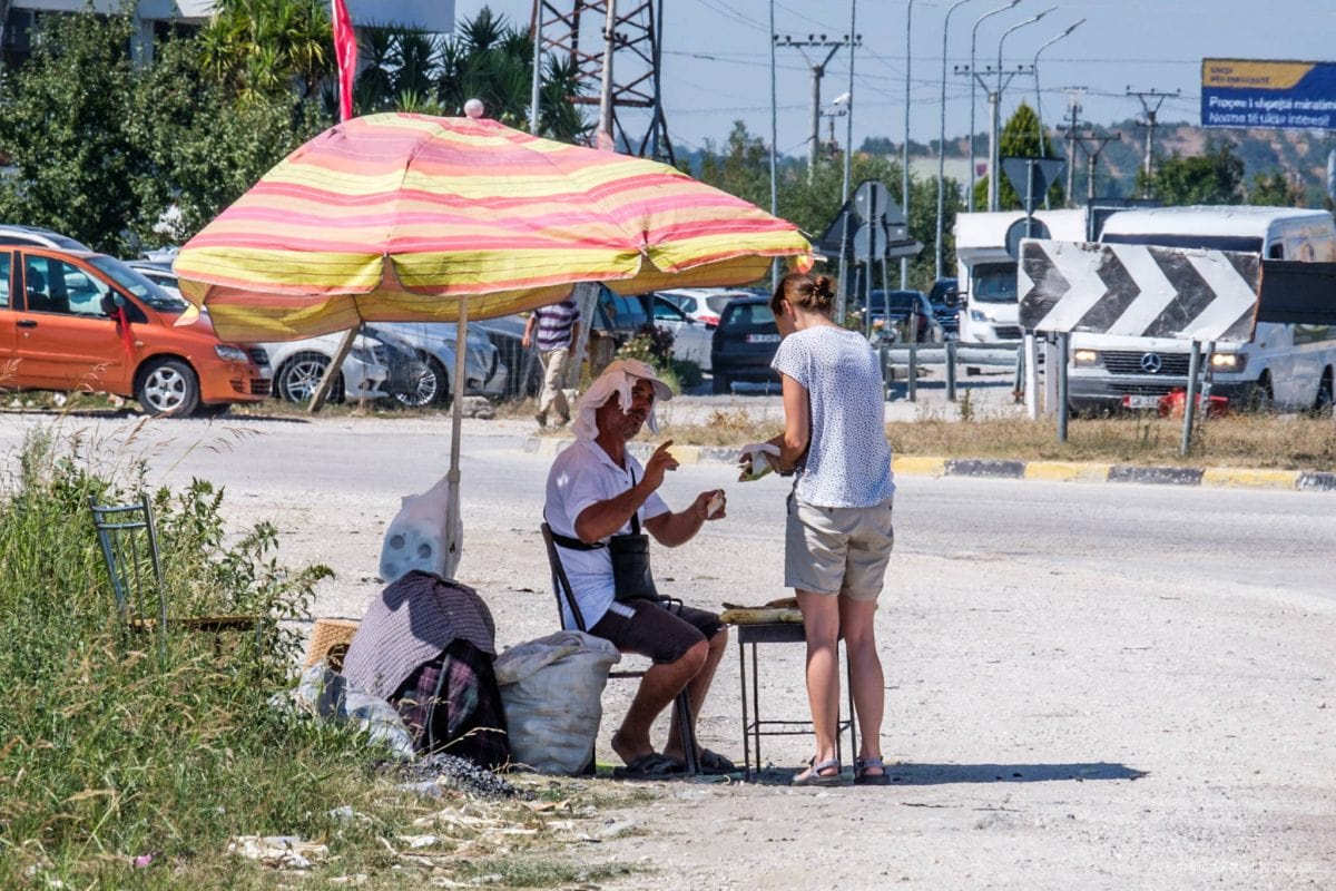 Maisverkäufer in Albanien am Weg nach Berat