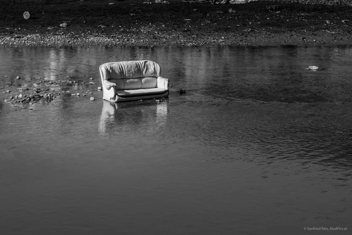 Eine Sofa Mitten Im Fluss
