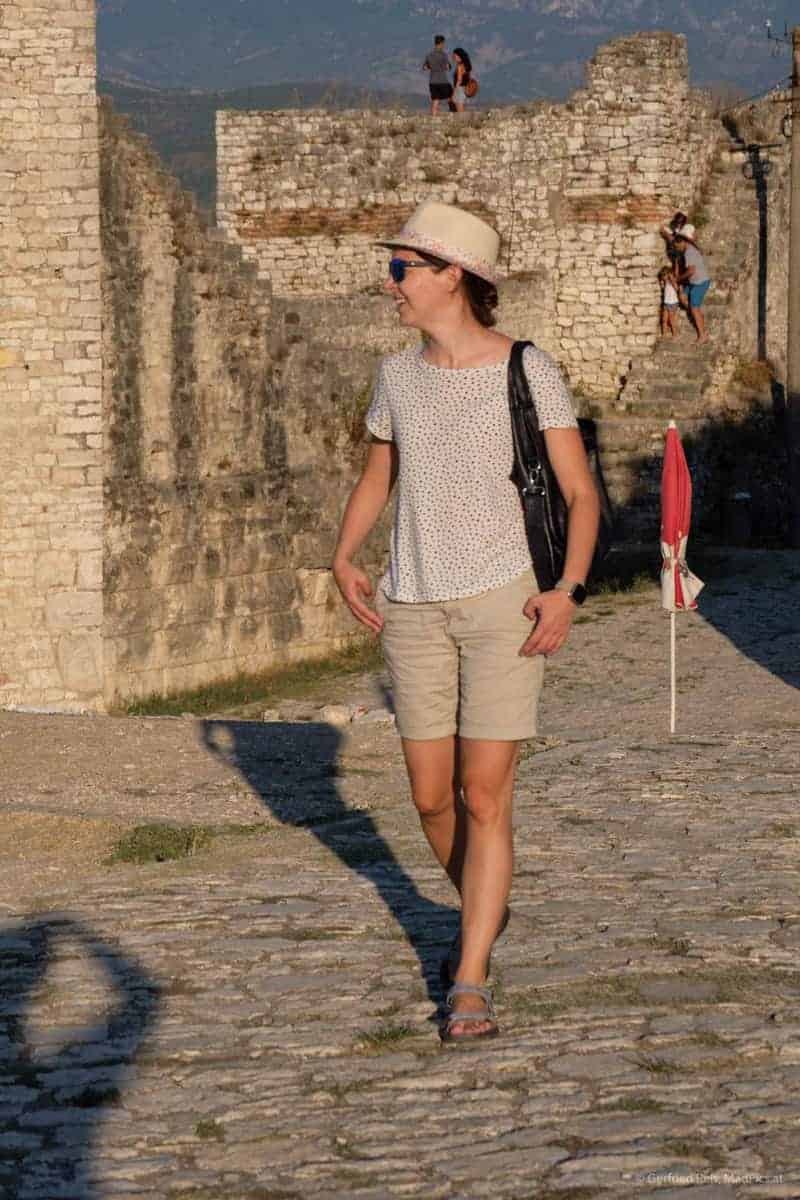 Olya Spaziert Durch Die Festung Von Berat