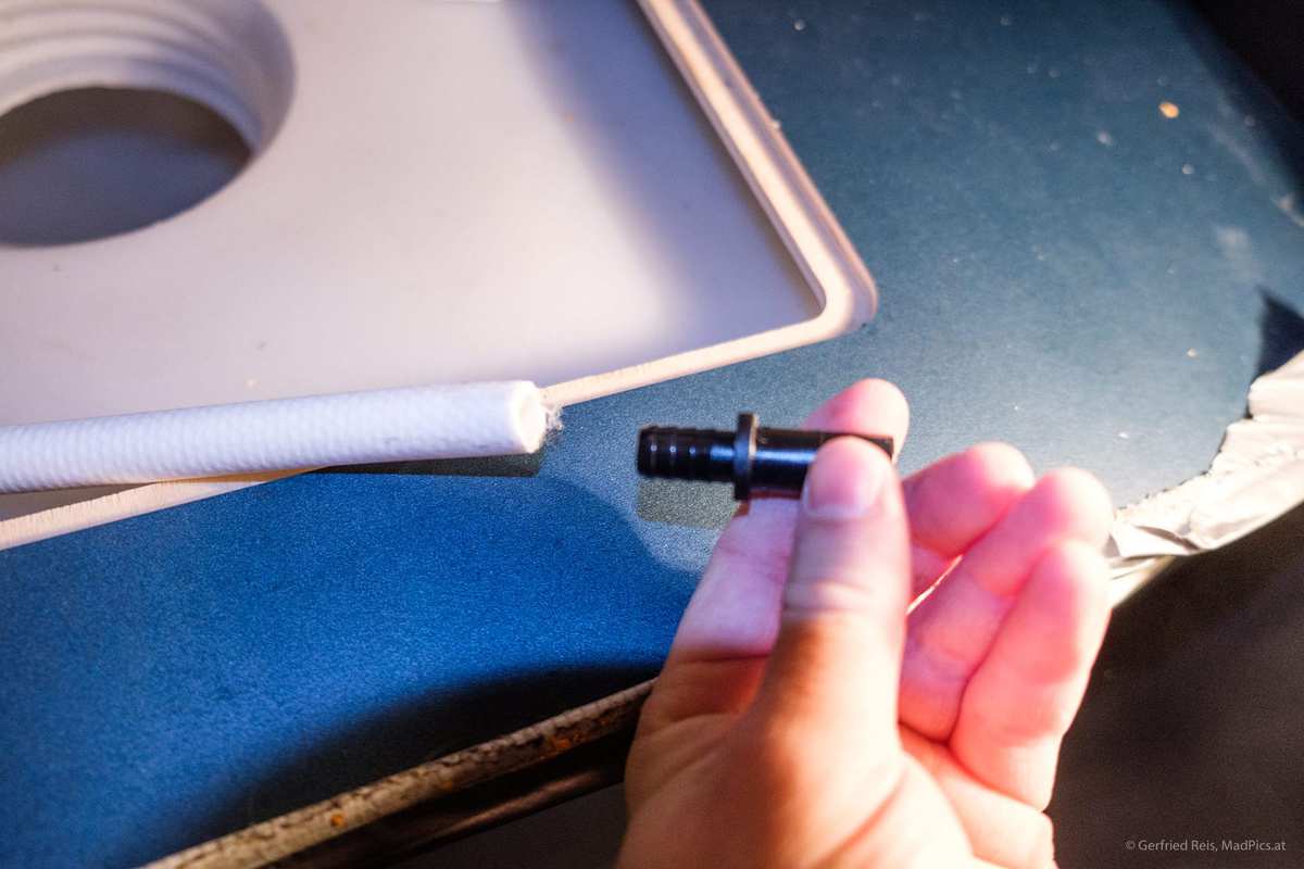 Floe-Adapterstück In Schlauch Einsetzen