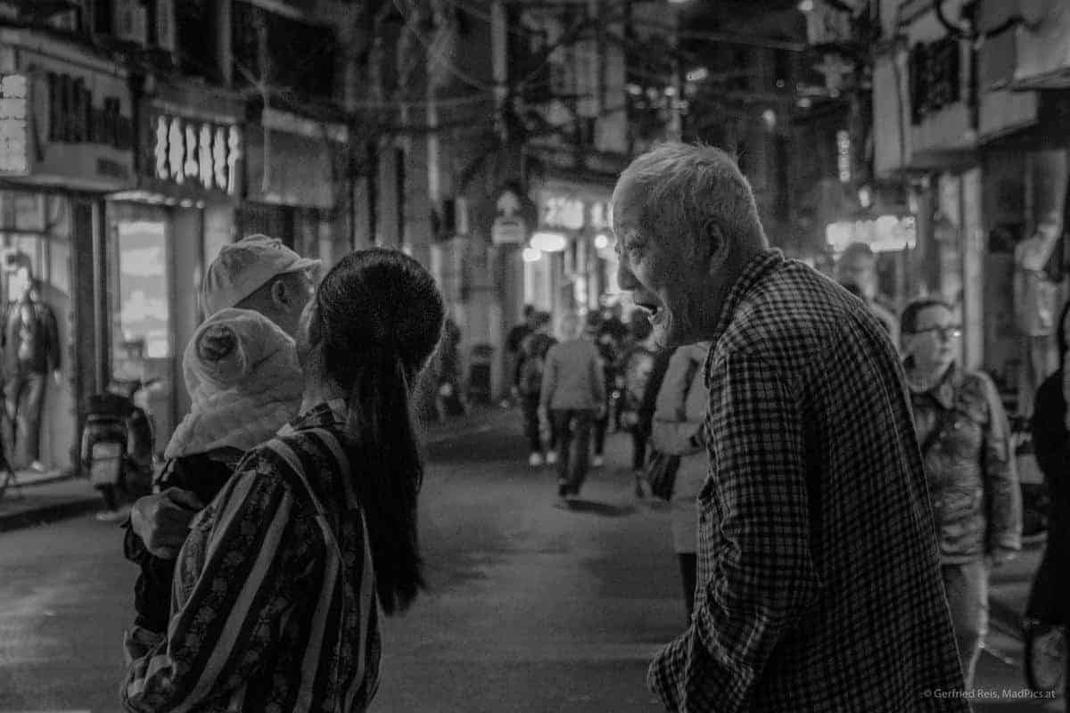 Interaktion Jung Und Alt In Shanghai