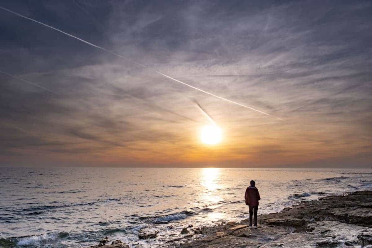 Frau Am Meer Bei Beeindruckender Zeichnung Im Himmel