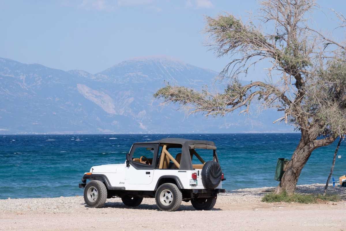 Jeep Am Strand Neben Baum In Griechenland