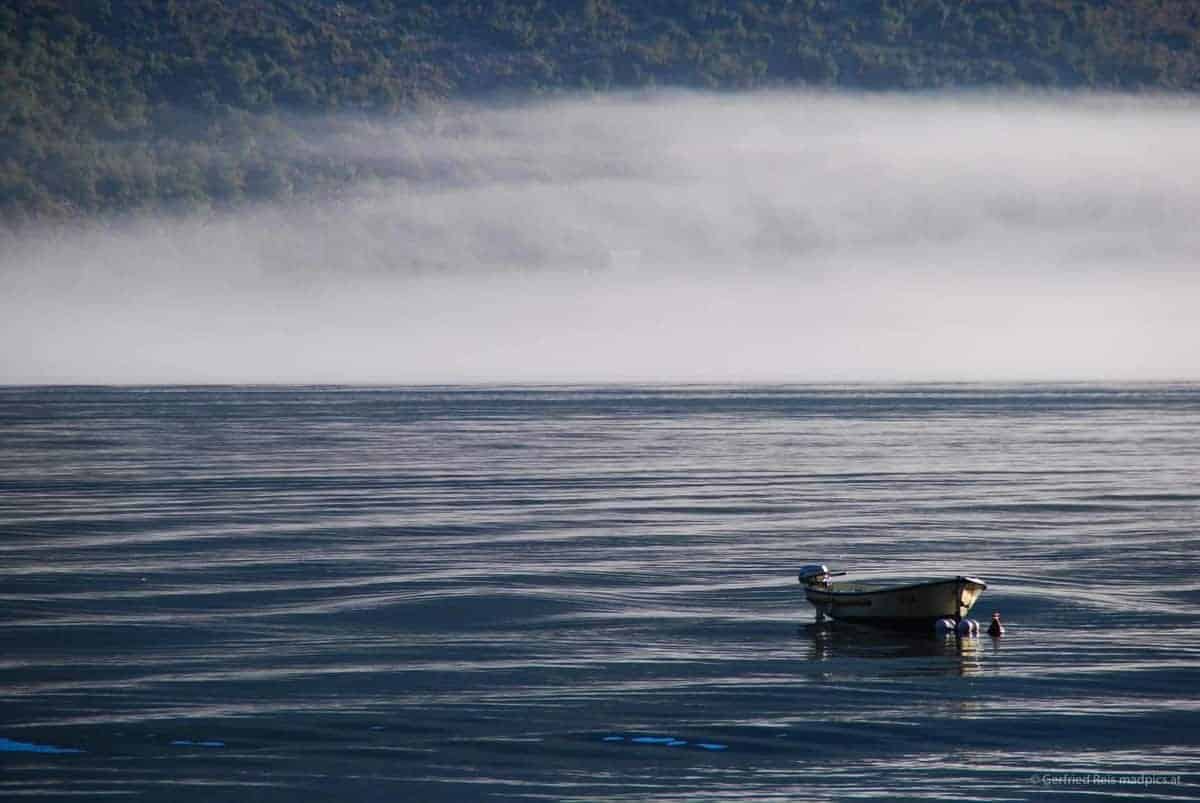 Nebel Über Der Bucht Von Kotor In Montenegro