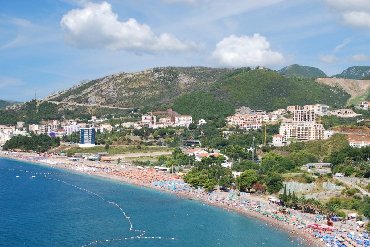 Mit dem Camper in Montenegro ist man nicht alleine: Viele Sonnenschirme am Strand