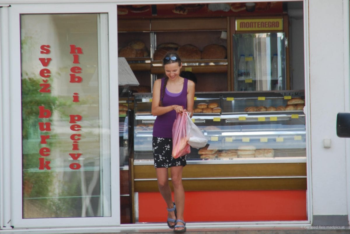 Einkaufen bei einer Bäckerei in Montenegro