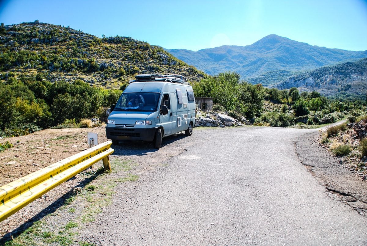 Mit dem Camper in Montenegro auf schmalen Straßen