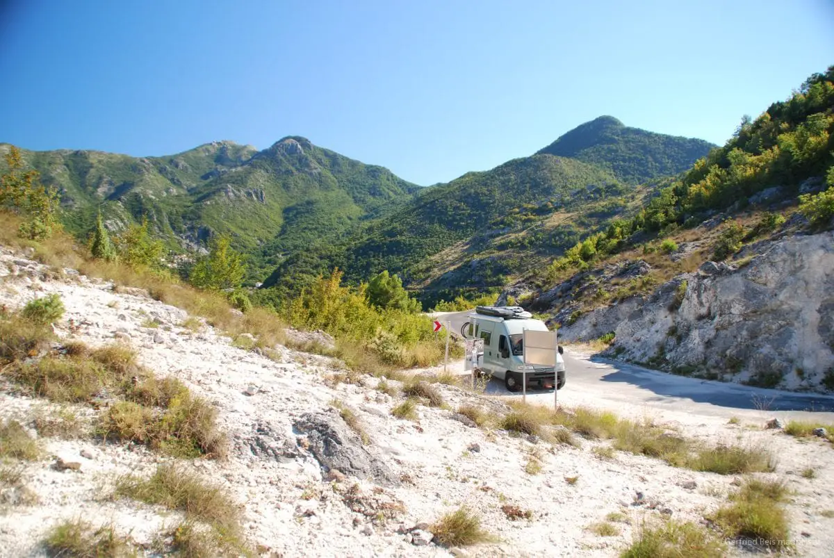 Mit dem Camper in Montenegro auf schmalen Straßen