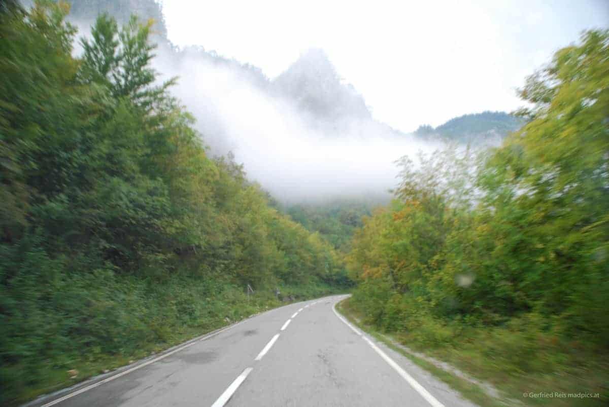 Die Straße Über Mojkovac  Entlang Der Tara Schlucht