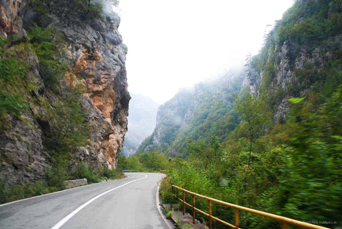 Die Straße Über Mojkovac  Entlang Der Tara Schlucht