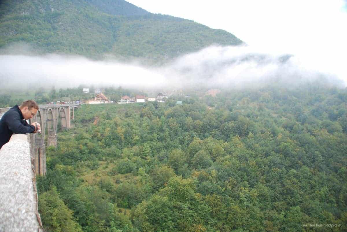 Gerfried Blickt Auf Die Tara Schlucht Von Der Đurđevića-Brücke