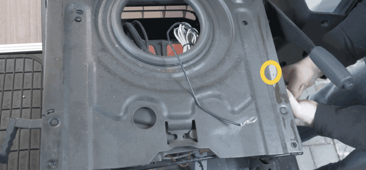 Lösen Der 2 Muttern An Der Unterseite Der Konsole