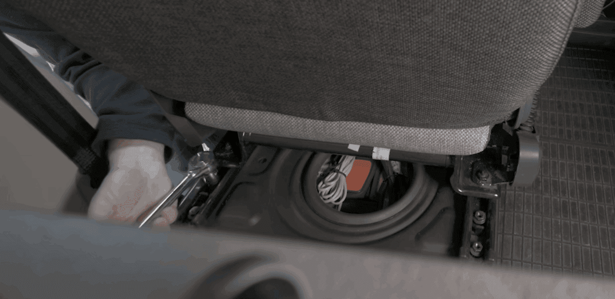 Die Hinteren Beiden Schrauben Auf Der Sitzschiene Des Ducato Vordersitzes Lösen