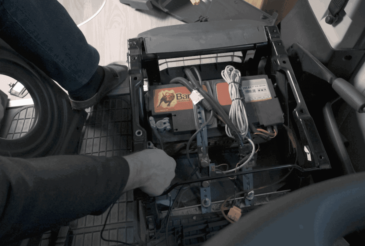 Ducato-Vordersitz: Massekabel-Befestigung