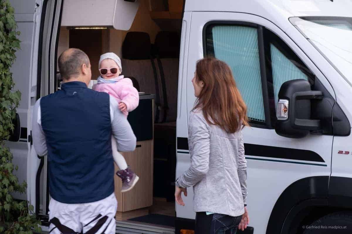 Familie Mit Kind Vor Wohnmobil