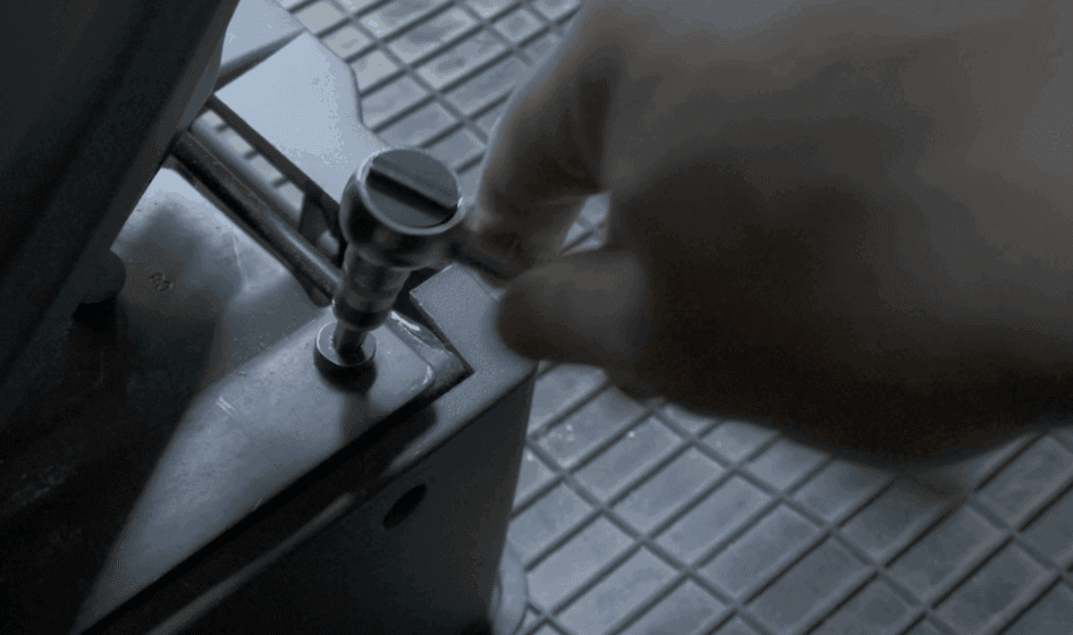 Die Vordere Schraube Der Fiat-Ducato-Drehkonsole