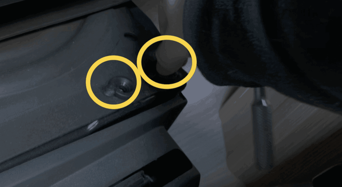 Die Hinteren Beiden Schrauben, Die Die Drehkonsole Im Fiat Ducato Halten