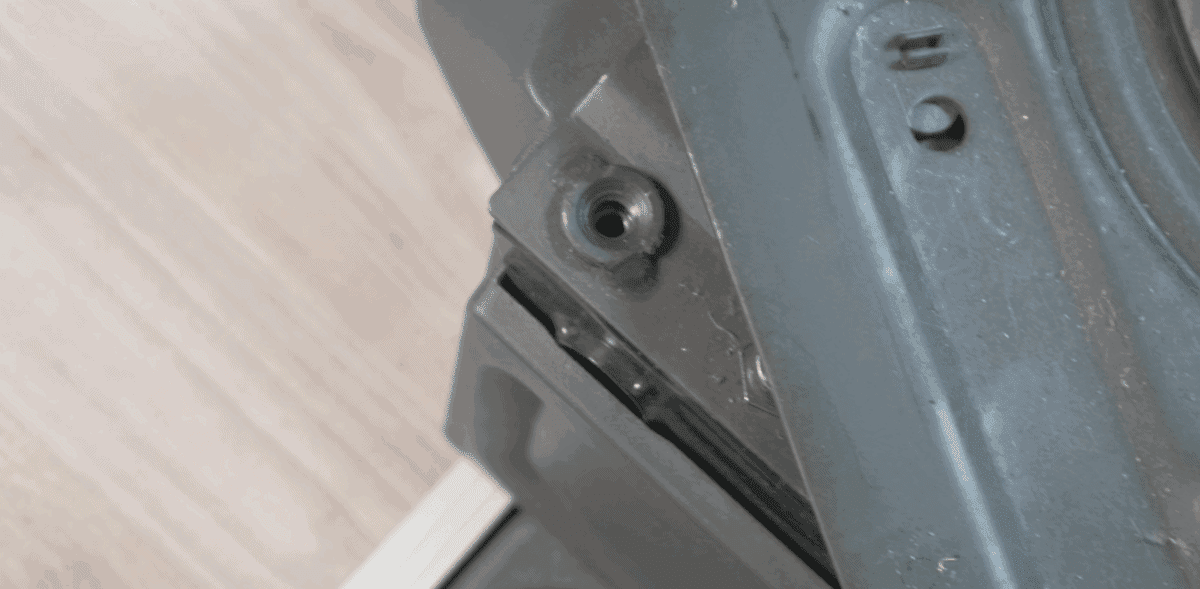 Verdeckte Schraube Der Drehkonsole Des Ducato Vordersitzes: Erst Zugänglich, Wenn Der Sitz Entfernt Wurde