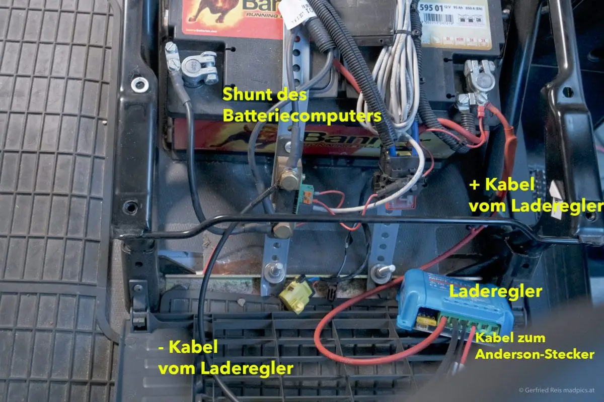 Einbau des Solar-Ladereglers im Wohnmobil (Blick auf Batterie)