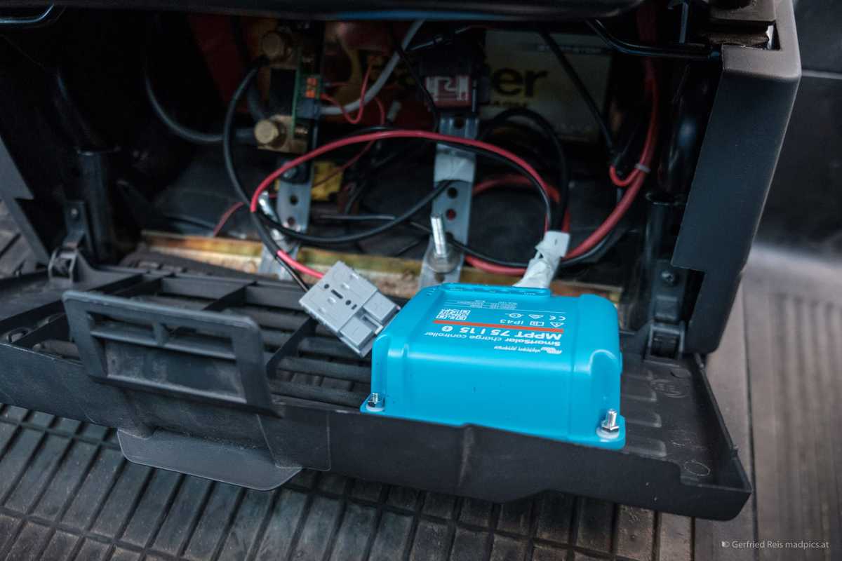 Den Solar-Laderegler Im Wohnmobil Befestigen