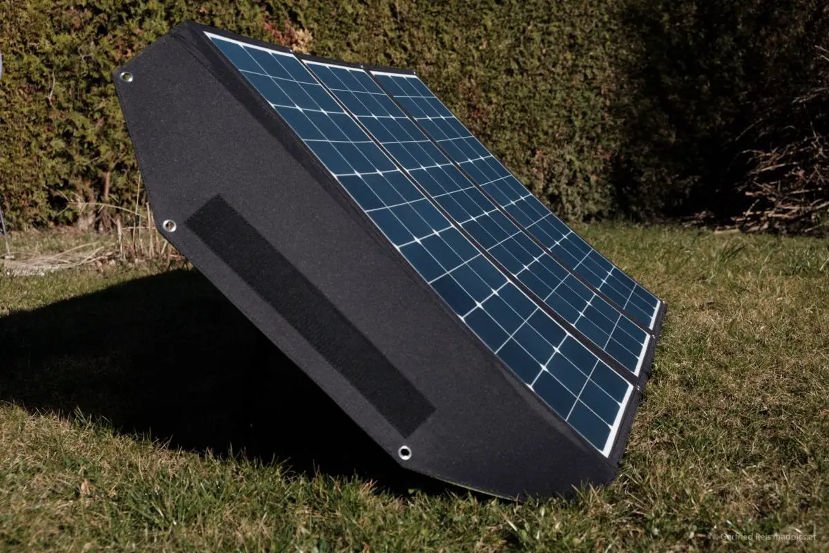 In der Sonne aufgestellte Solartasche fürs Wohnmobil