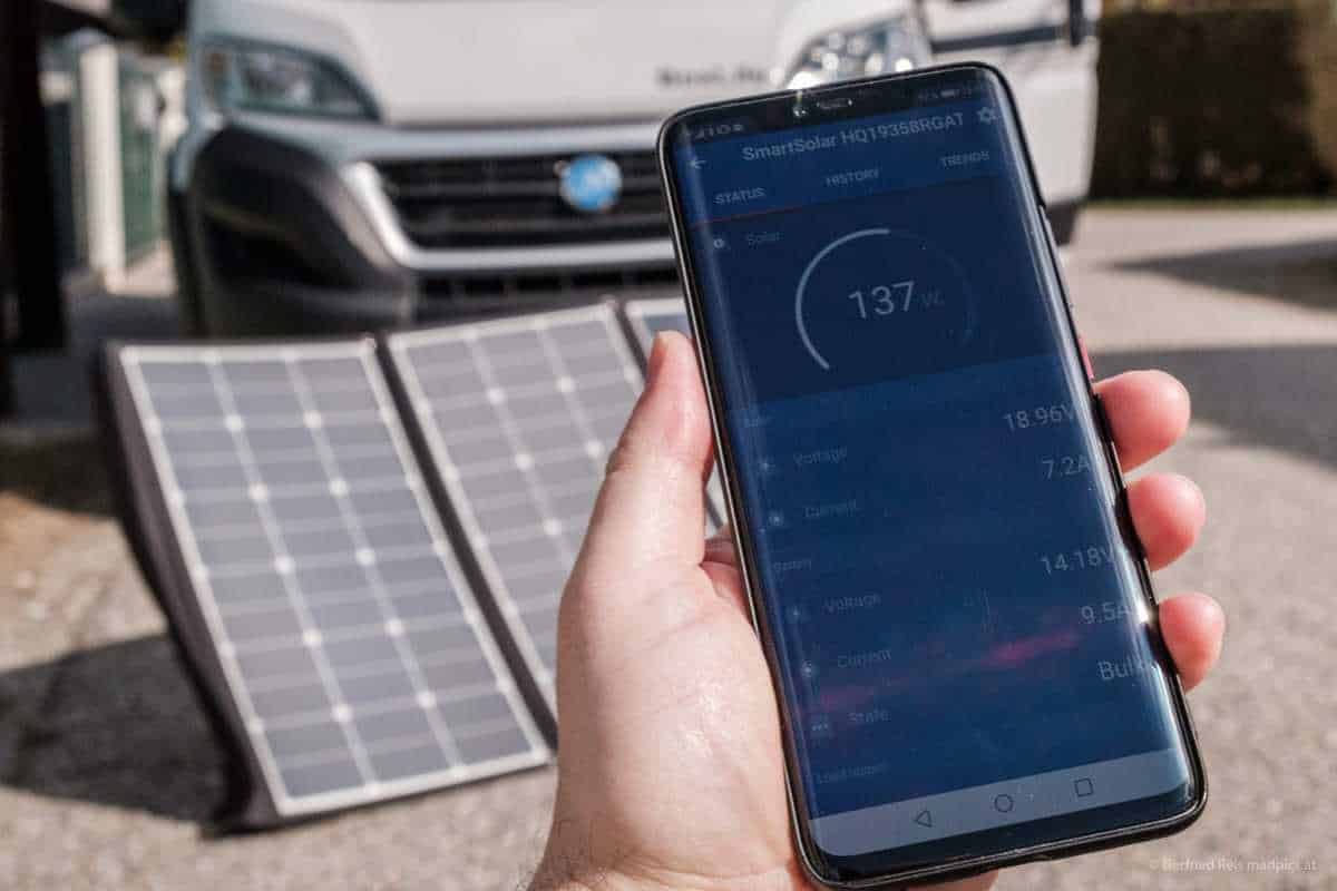 Solartasche vor dem Wohnmobil, App zeigt aktuelle Ertrag