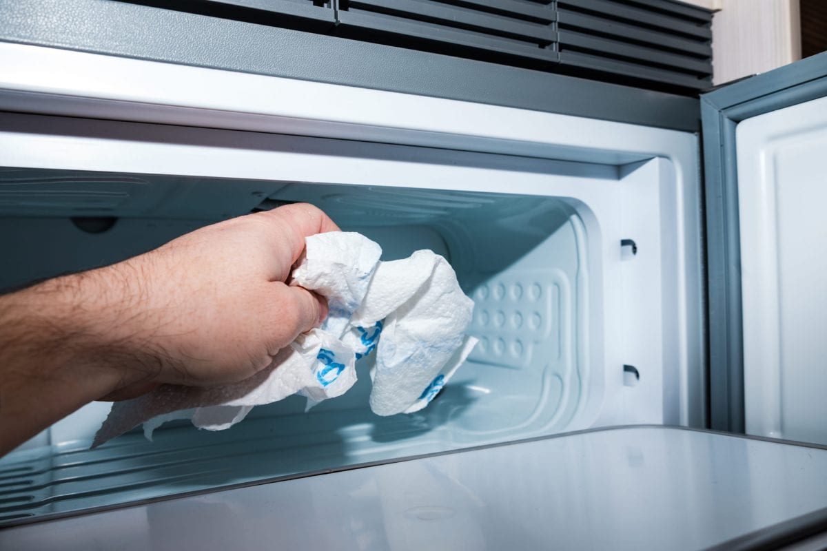 Wohnmobil-Kühlschrank putzen