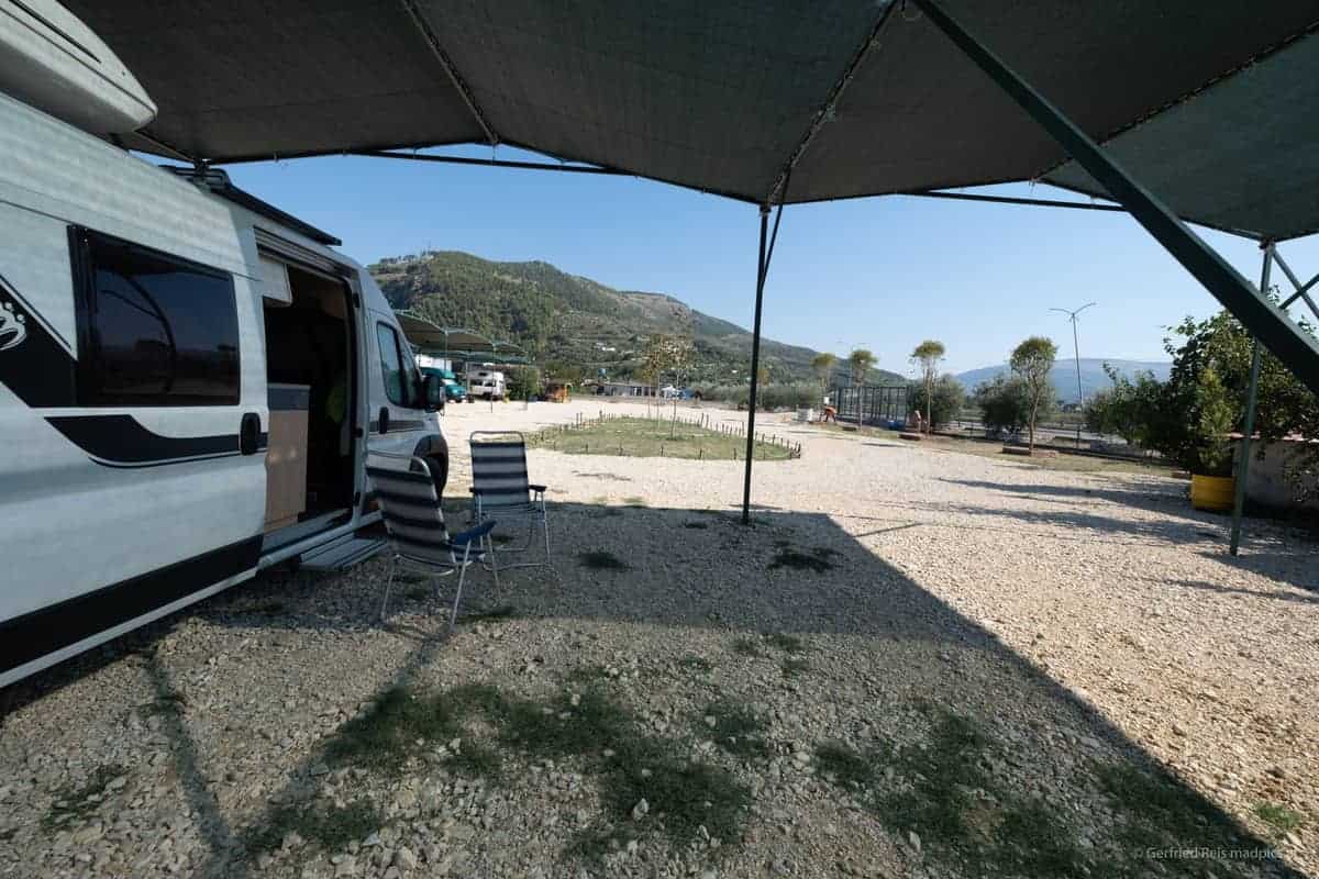 Wohnmobil Unter Carport Geparkt