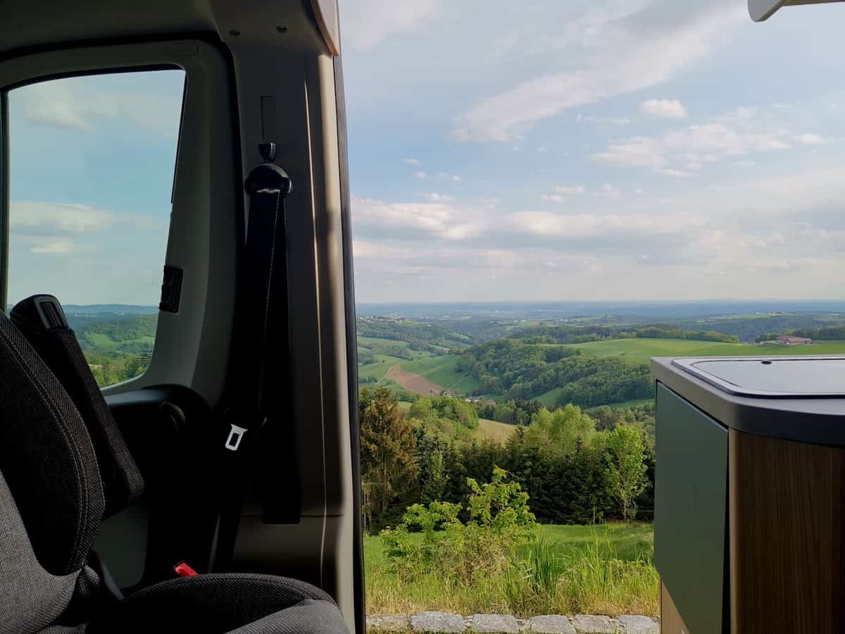 Aussicht Auf Die Bucklige Welt Durch Die Wohnmobil Schiebetür