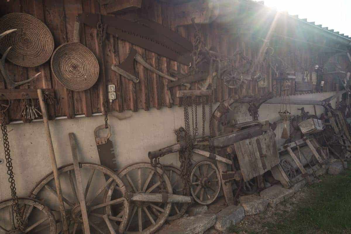 Landwirtschaftliche Utensilien An Wand Gehängt